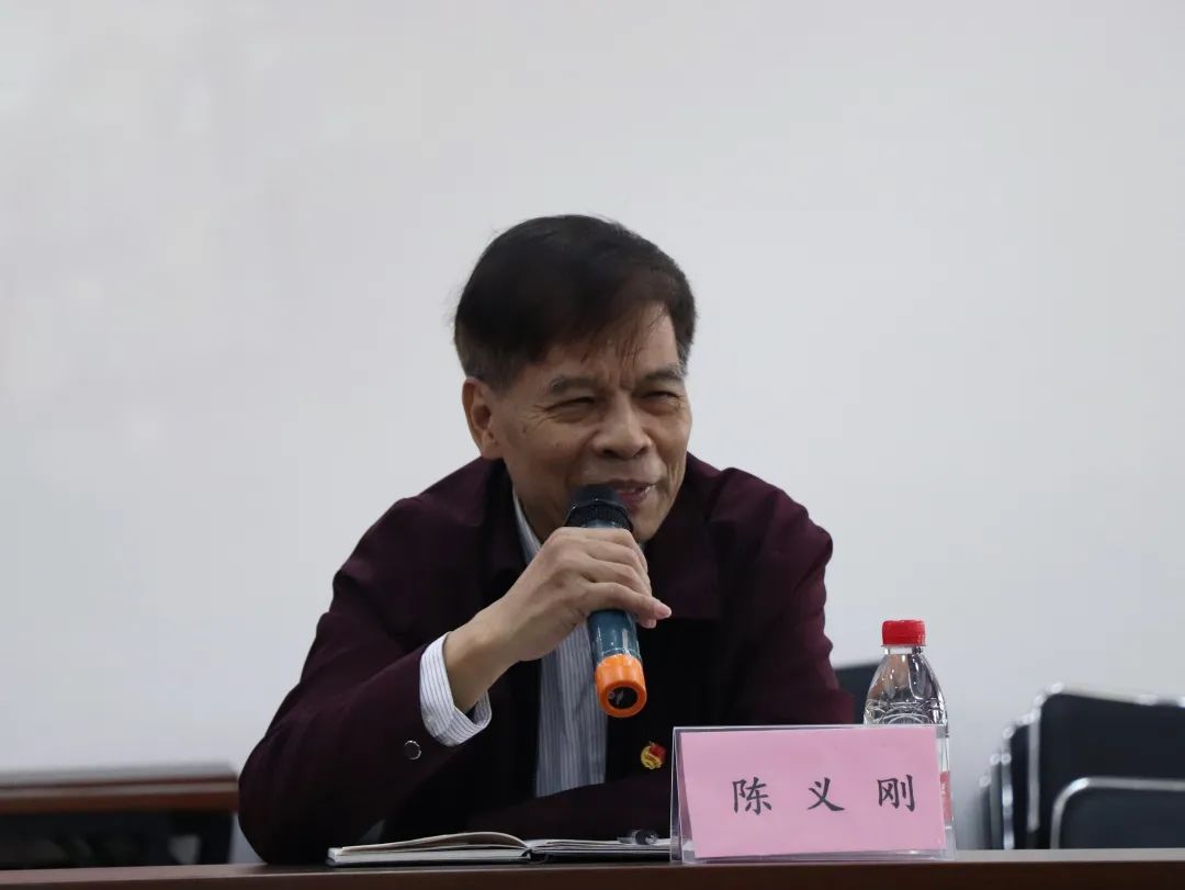 陈义刚老师与同学们分享了自己入党的故事,表达了他对党的忠诚与热爱