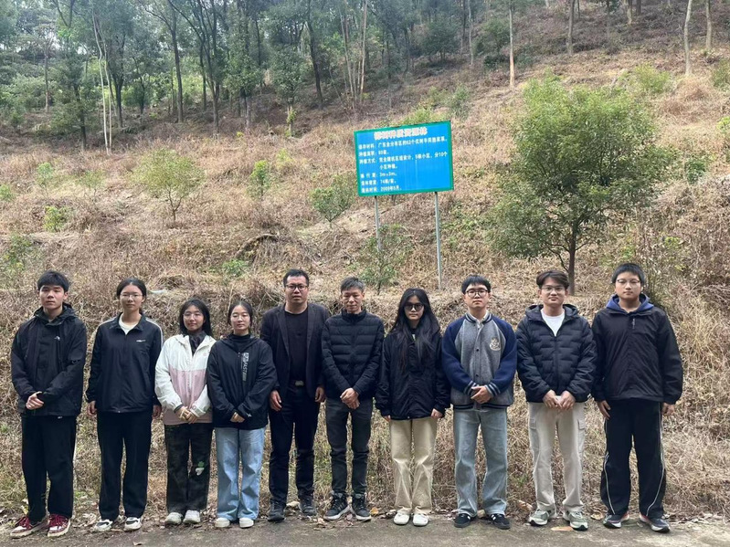 专业师生在种质资源圃考察